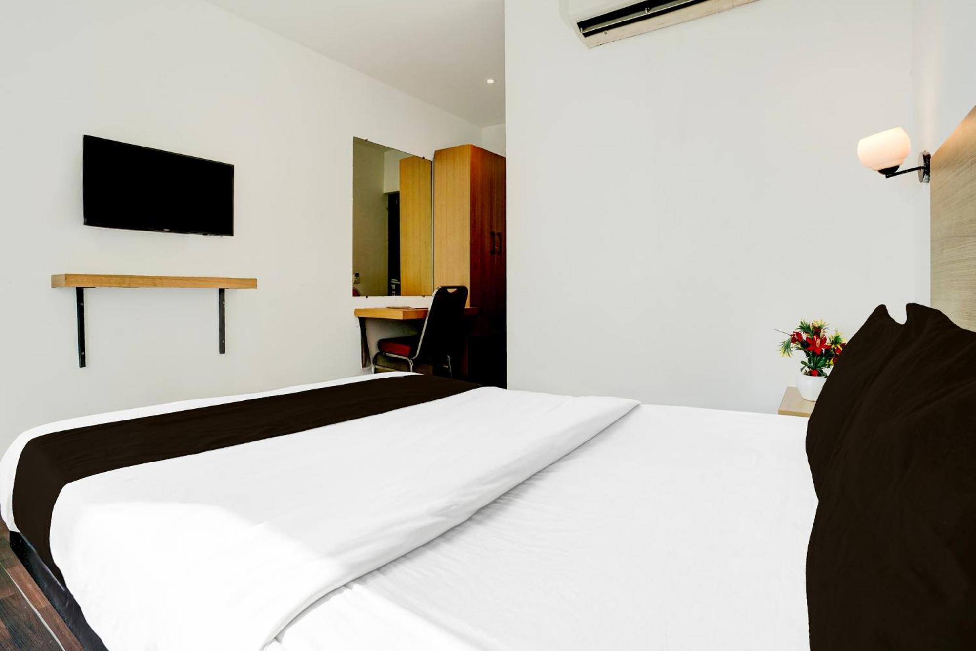 Super Townhouse Pbg Mall Vashi Turambhe Exterior foto